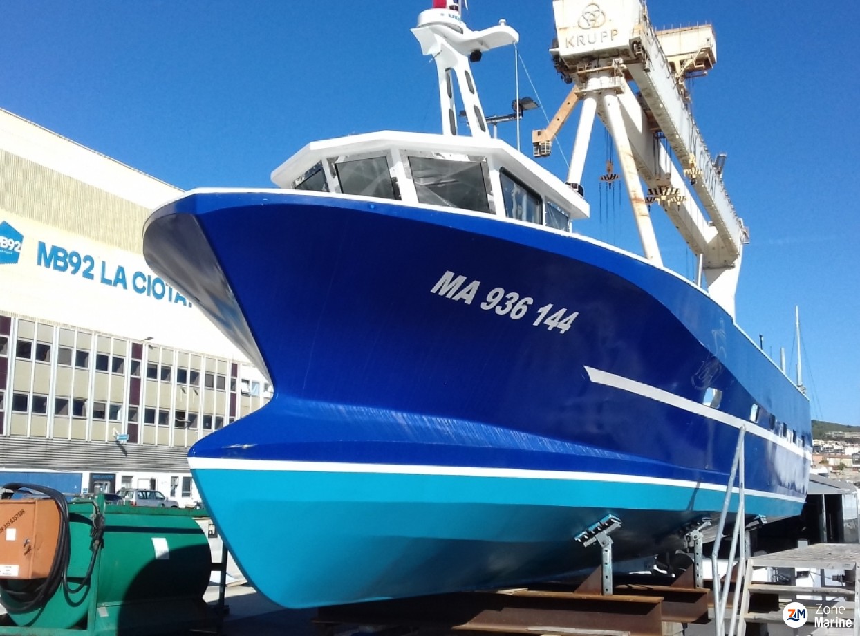 Bateau de pêche neuf avec PME