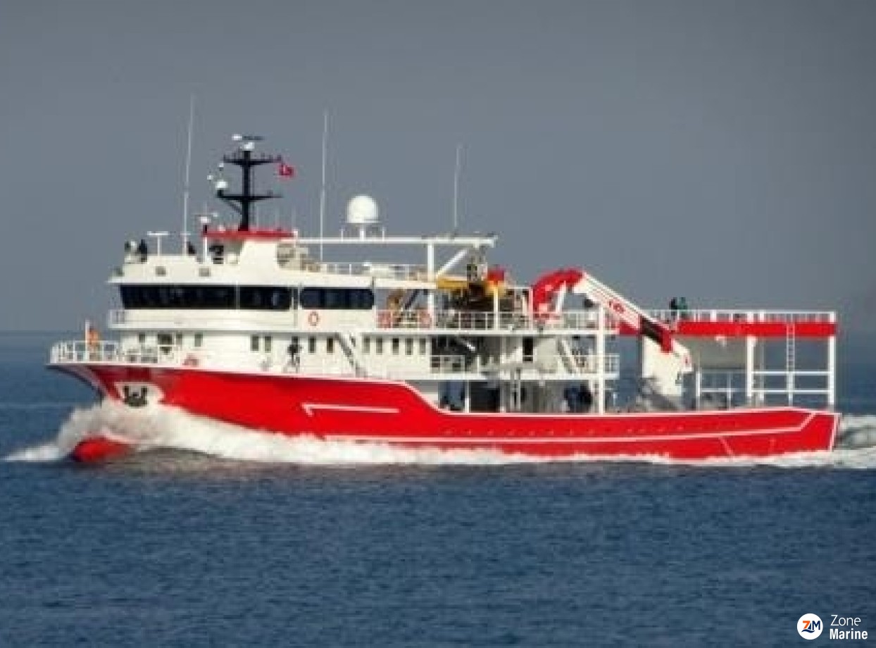 Thonier senneur neuf coque acier de 50 x 17 m moteurs 5830 CV avec 2 grues et 2 petits bateaux annexes en acier