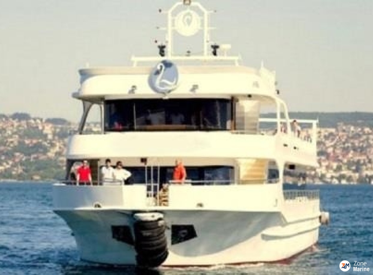 Bateau restaurant de 33 mètres équipé avec terrasse aménagée
