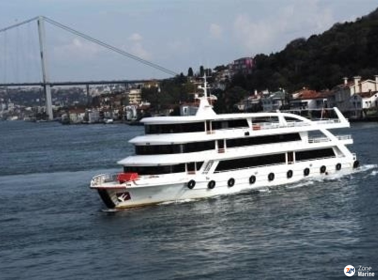 Grand bateau transport 1000 passagers de 49 m année 2012 