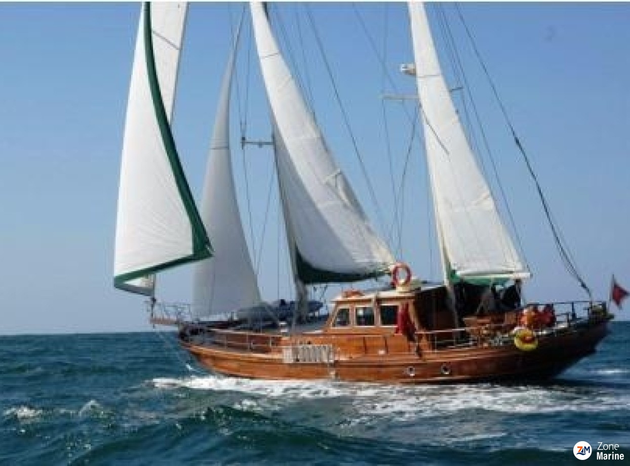 Voilier motorisé de type goélette coque en acier de 18 m full voiles conçue pour navigation hauturière avec CE Cat A