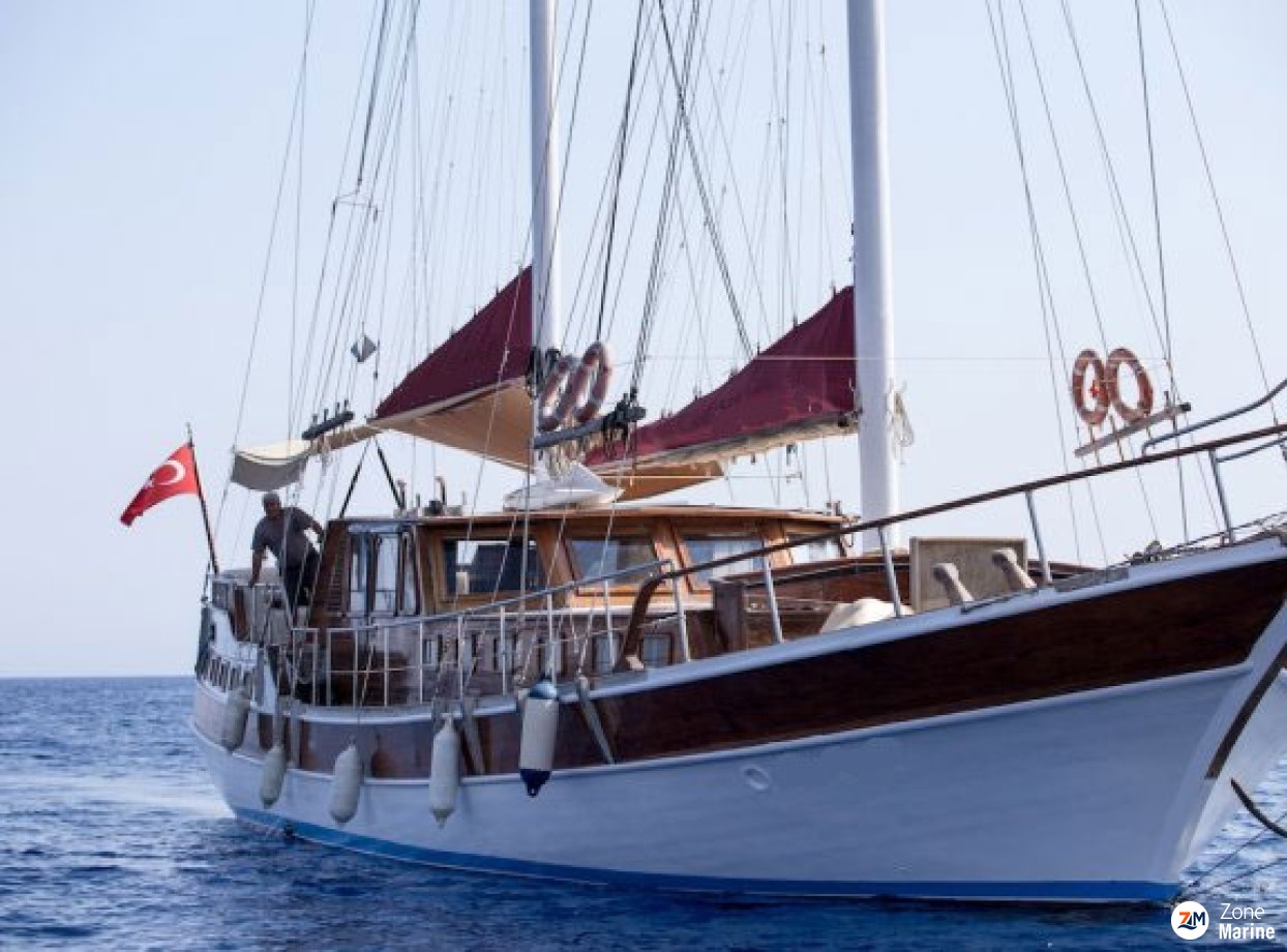 Ketch de 23 m avec 6 cabines invités rénové en 2013 plus deux cabines équipage