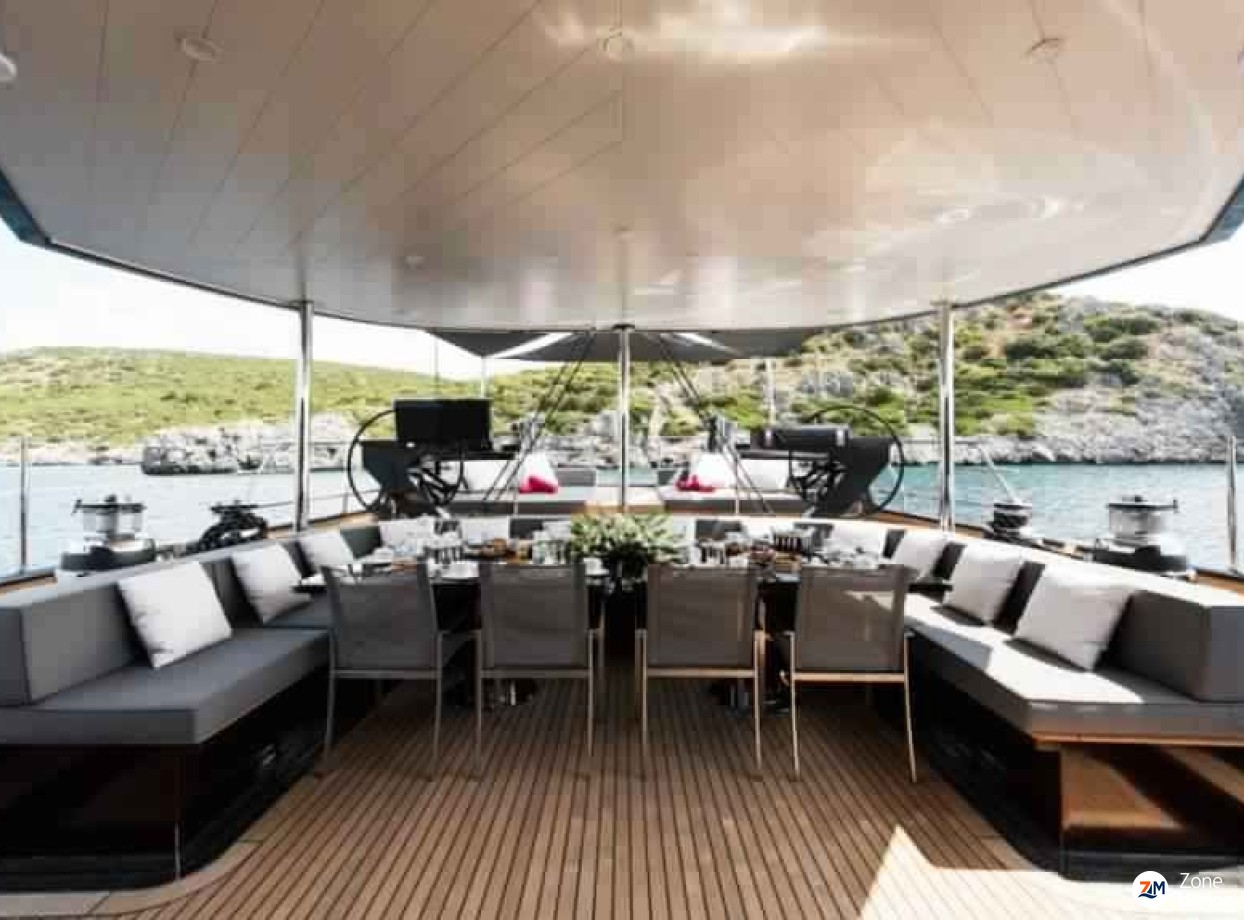 Méga ketch hauturier coque en acier de 40 m full voiles performance désign moderne rock'n'roll touch pour 10 invités VIP