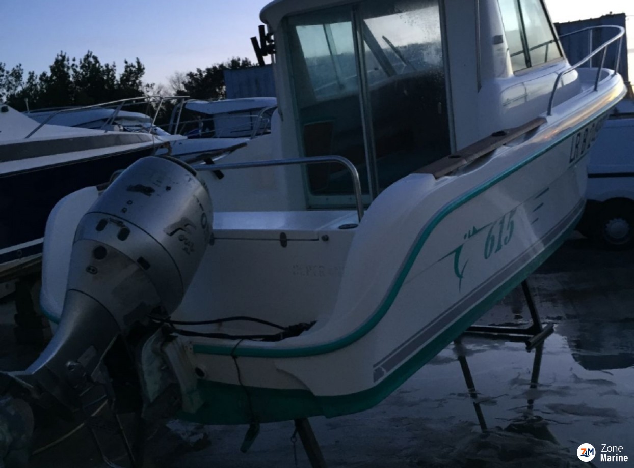 BATEAU À MOTEUR AVEC CABINE 