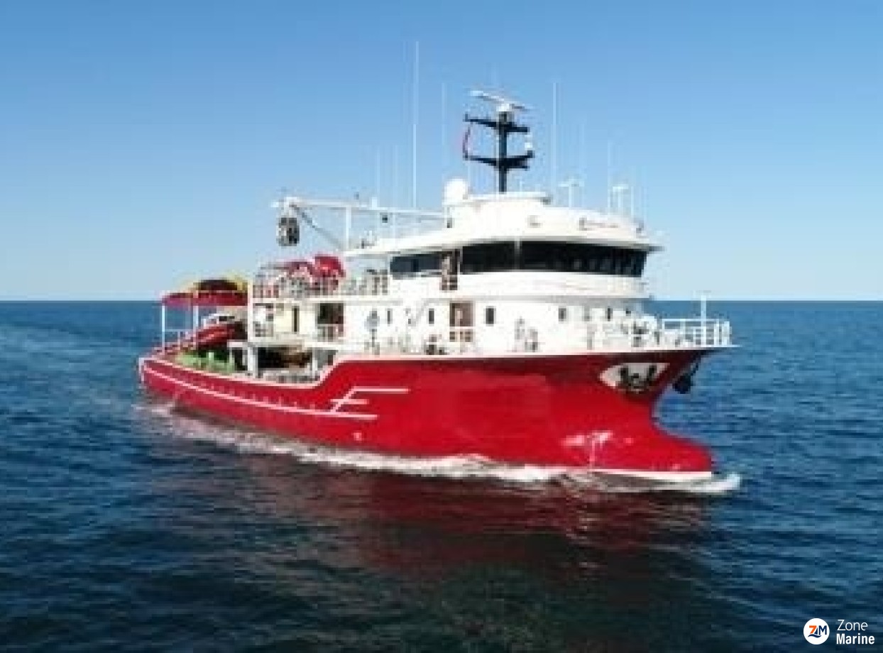 Thonier senneur neuf coque acier de 46 x 17 m moteurs 4950 CV avec 2 grues et 2 petits bateaux annexes en acier