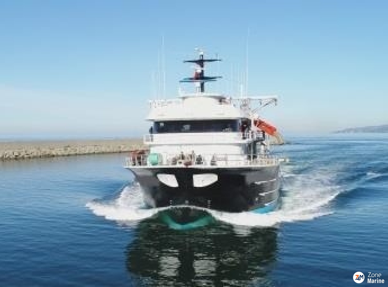 Thonier senneur neuf coque acier de 40 x 16 m moteurs 6000 CV avec 2 grues et 2 petits bateaux annexes en acier