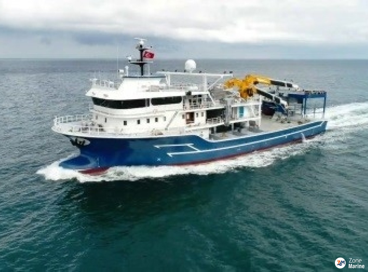 Thonier senneur neuf coque acier de 50 x 17 m moteurs 6300 CV avec 2 grues et 2 petits bateaux annexes en acier