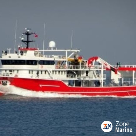 Thonier senneur neuf coque acier de 50 x 17 m moteurs 5830 CV avec 2 grues et 2 petits bateaux annexes en acier