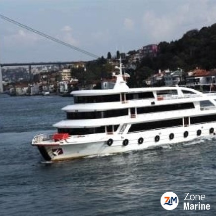 Grand bateau transport 1000 passagers de 49 m année 2012 