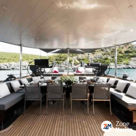 Méga ketch hauturier coque en acier de 40 m full voiles performance désign moderne rock'n'roll touch pour 10 invités VIP
