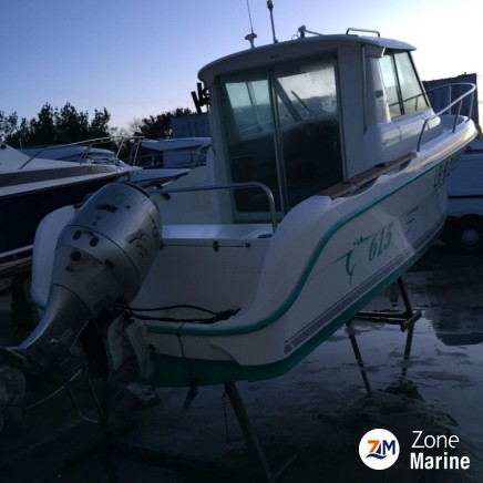 BATEAU À MOTEUR AVEC CABINE 