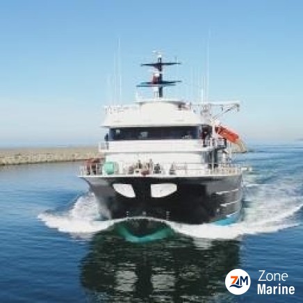 Thonier senneur neuf coque acier de 40 x 16 m moteurs 6000 CV avec 2 grues et 2 petits bateaux annexes en acier