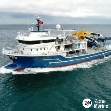 Thonier senneur neuf coque acier de 50 x 17 m moteurs 6300 CV avec 2 grues et 2 petits bateaux annexes en acier