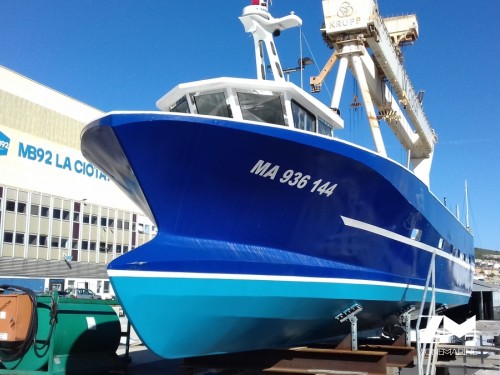 Bateau de pêche neuf avec PME