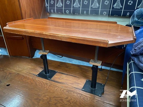 Table avec ces pieds