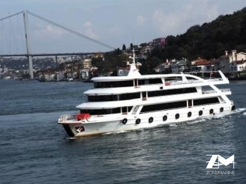 Grand bateau transport 1000 passagers de 49 m année 2012 
