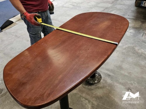 Table avec ces pieds