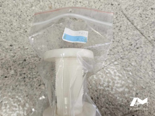 Vis avec écrou plastique