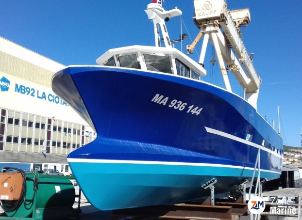 Bateau de pêche neuf avec PME