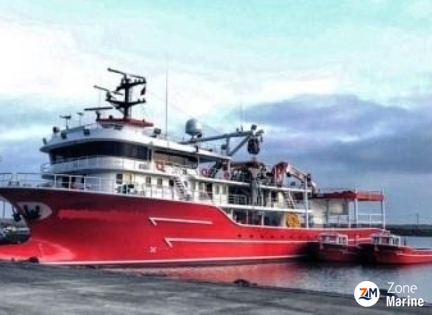 Thonier senneur neuf coque acier de 50 x 17 m moteurs 5830 CV avec 2 grues et 2 petits bateaux annexes en acier