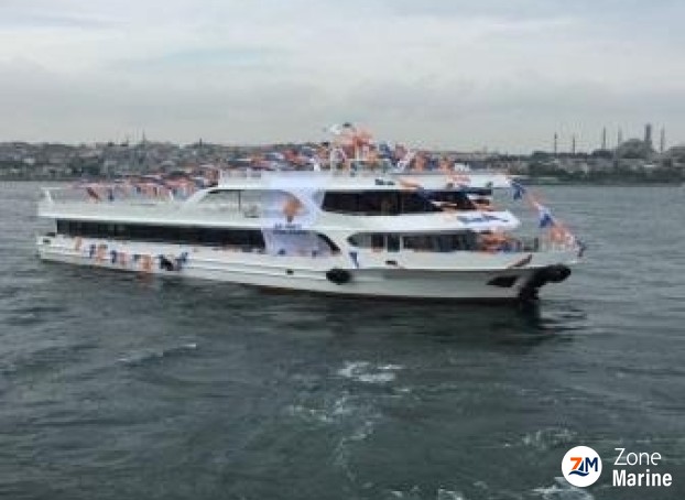 Bateau restaurant de 33 mètres équipé avec terrasse aménagée