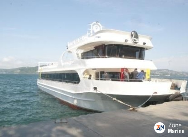 Bateau restaurant de 33 mètres équipé avec terrasse aménagée