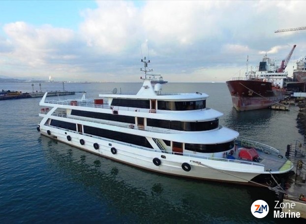Grand bateau transport 1000 passagers de 49 m année 2012 