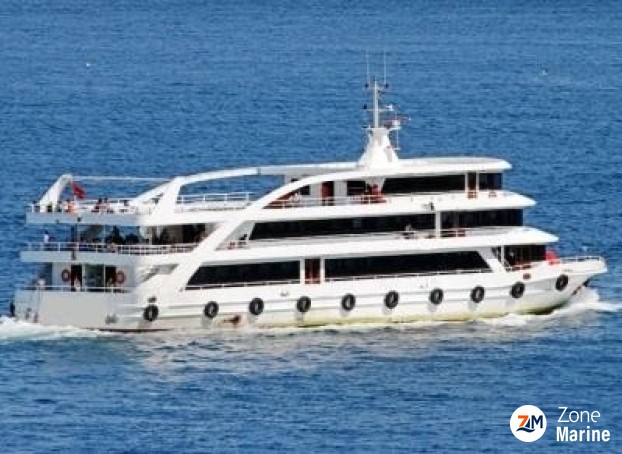 Grand bateau transport 1000 passagers de 49 m année 2012 