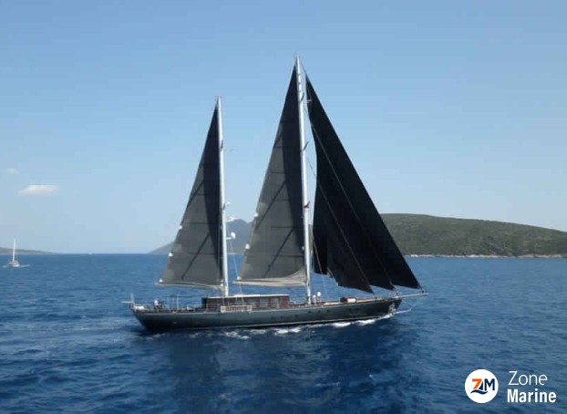 Méga ketch hauturier coque en acier de 40 m full voiles performance désign moderne rock'n'roll touch pour 10 invités VIP