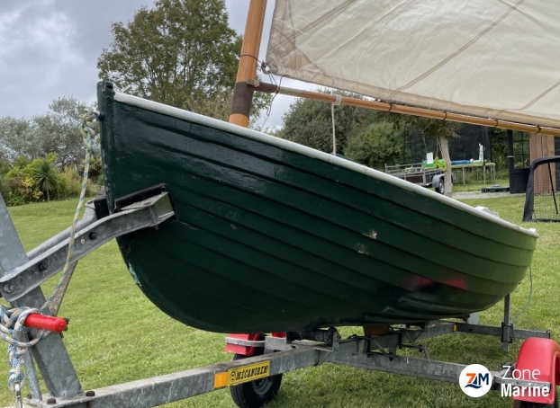 Sailing rowing sailboat with trailer - Finistere