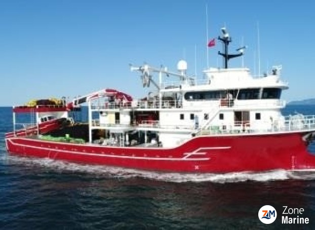 Thonier senneur neuf coque acier de 46 x 17 m moteurs 4950 CV avec 2 grues et 2 petits bateaux annexes en acier