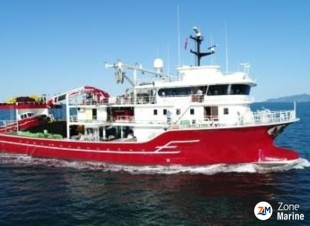 Thonier senneur neuf coque acier de 46 x 17 m moteurs 4950 CV avec 2 grues et 2 petits bateaux annexes en acier