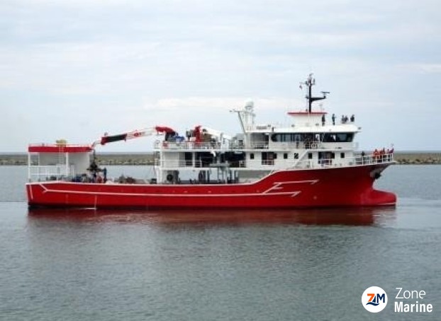 Thonier senneur neuf coque acier de 48 x 17 m moteurs 400 CV avec 2 grues et 2 annexes en acier