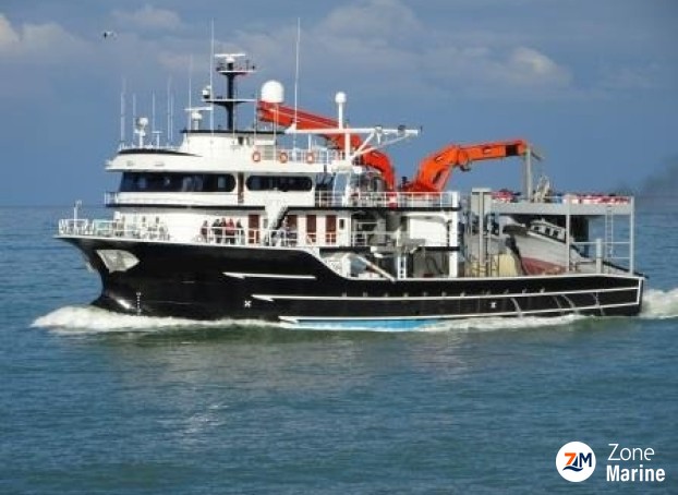 Thonier senneur neuf coque acier de 40 x 16 m moteurs 6000 CV avec 2 grues et 2 petits bateaux annexes en acier