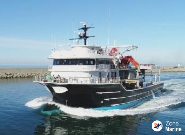 Thonier senneur neuf coque acier de 40 x 16 m moteurs 6000 CV avec 2 grues et 2 petits bateaux annexes en acier