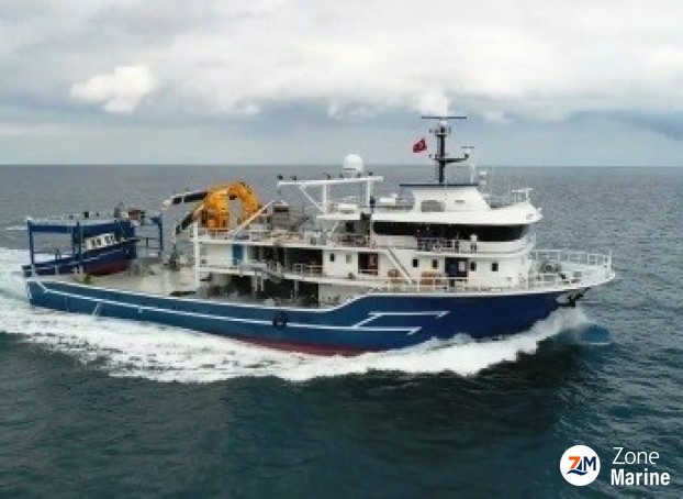 Thonier senneur neuf coque acier de 50 x 17 m moteurs 6300 CV avec 2 grues et 2 petits bateaux annexes en acier