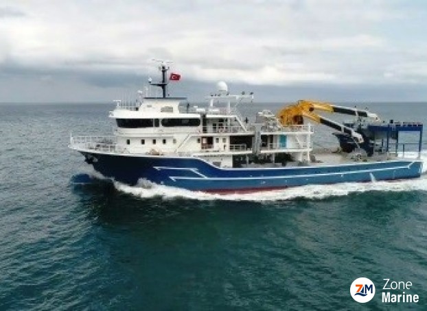 Thonier senneur neuf coque acier de 50 x 17 m moteurs 6300 CV avec 2 grues et 2 petits bateaux annexes en acier