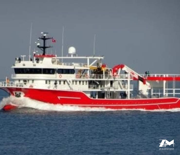 Thonier senneur neuf coque acier de 50 x 17 m moteurs 5830 CV avec 2 grues et 2 petits bateaux annexes en acier