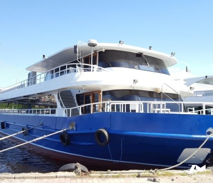 Bateau restaurant 36 m de 2012 pour plus 450 passagers dont minimum 250 couverts