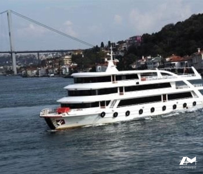 Grand bateau transport 1000 passagers de 49 m année 2012 