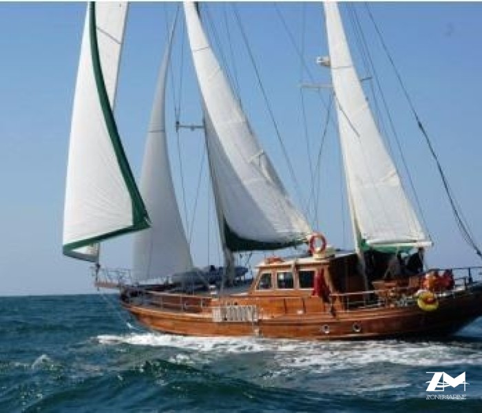 Voilier motorisé de type goélette coque en acier de 18 m full voiles conçue pour navigation hauturière avec CE Cat A