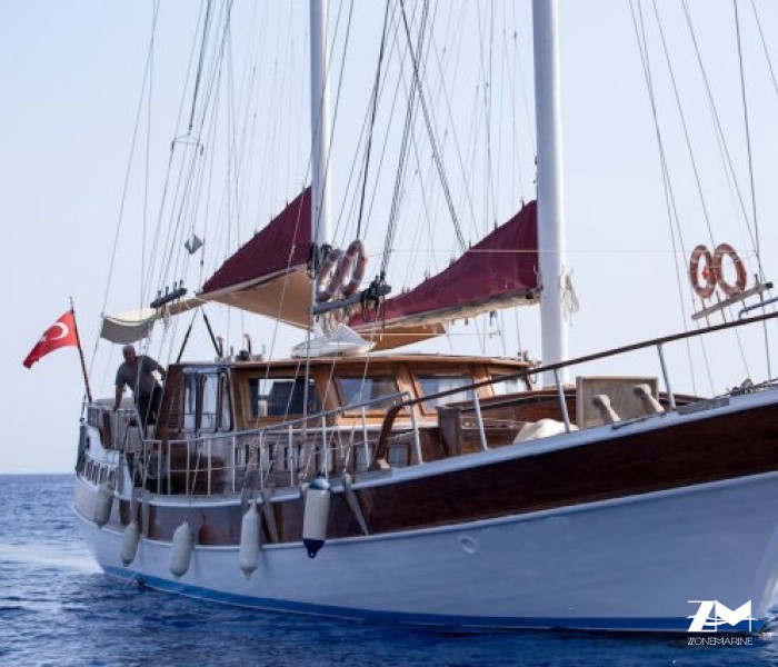 Ketch de 23 m avec 6 cabines invités rénové en 2013 plus deux cabines équipage