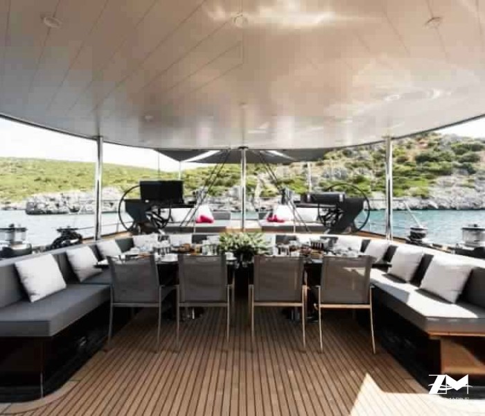 Méga ketch hauturier coque en acier de 40 m full voiles performance désign moderne rock'n'roll touch pour 10 invités VIP