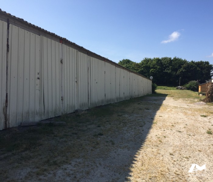 Loue garage ferme pour bateau situé  aux  centre   côte  d émeraude de la côte d émeraude  chaque locataire  a la clé  de sont pro