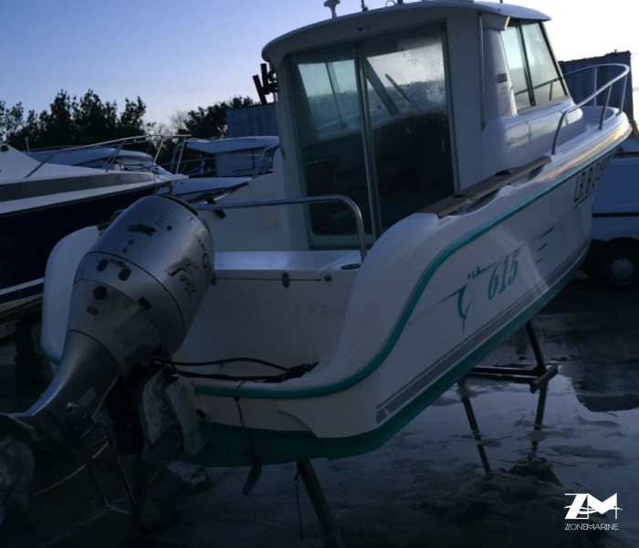 BATEAU À MOTEUR AVEC CABINE 