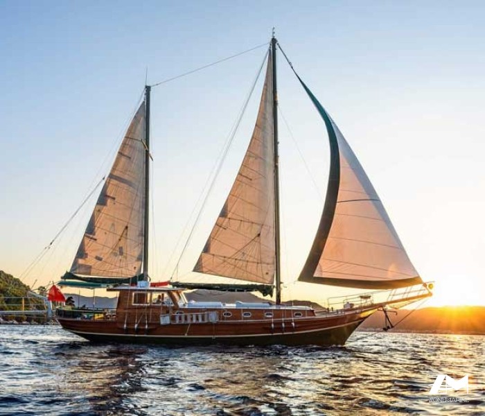 Goelette de 19 m3 cabines pour 6 invités rénovée en 2013