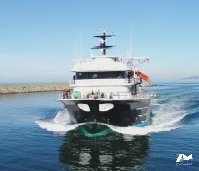 Thonier senneur neuf coque acier de 40 x 16 m moteurs 6000 CV avec 2 grues et 2 petits bateaux annexes en acier