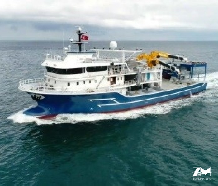 Thonier senneur neuf coque acier de 50 x 17 m moteurs 6300 CV avec 2 grues et 2 petits bateaux annexes en acier