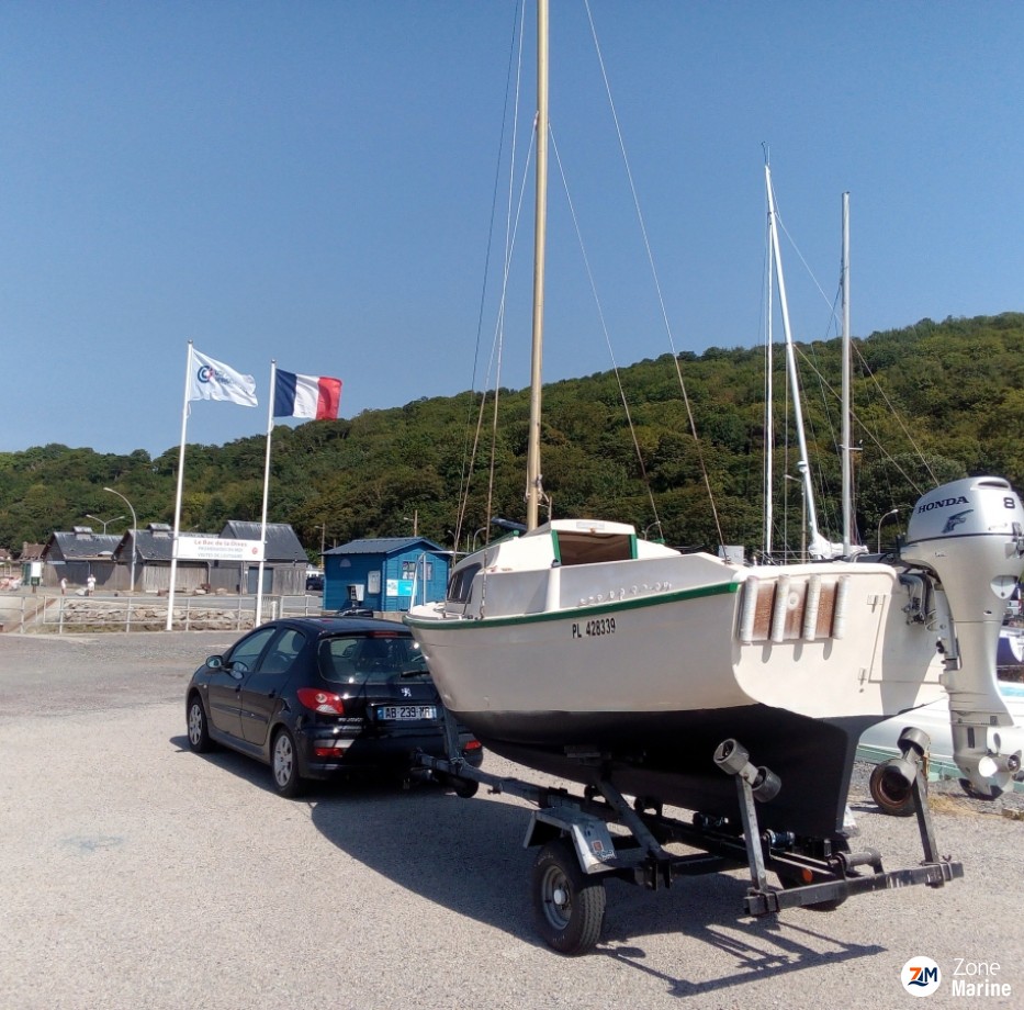 Bateau pêche promenade voile et moteur 